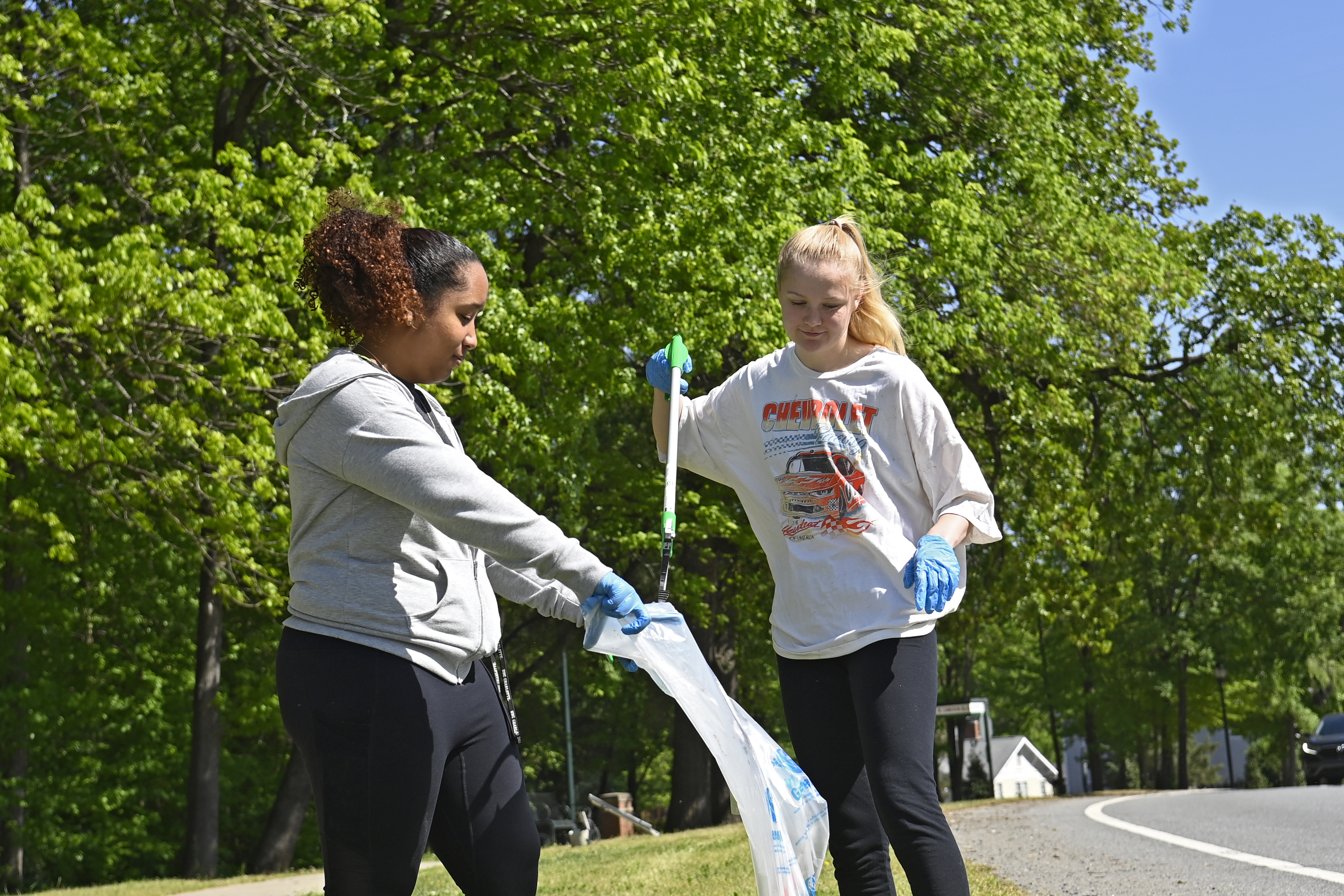 Students participate in campus clean-up
