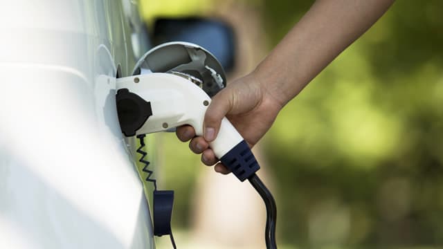 Pilot program to monitor electric vehicles, University to add 20 charging stations