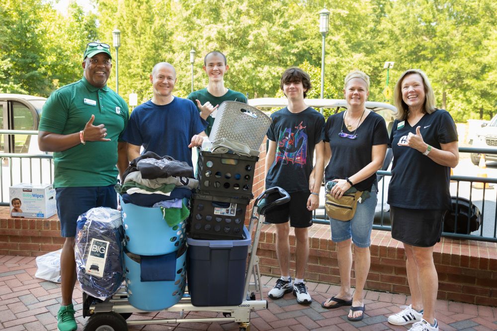 Chancellor Gaber and Vice Chancellor Bailey help move in family, fall 2024