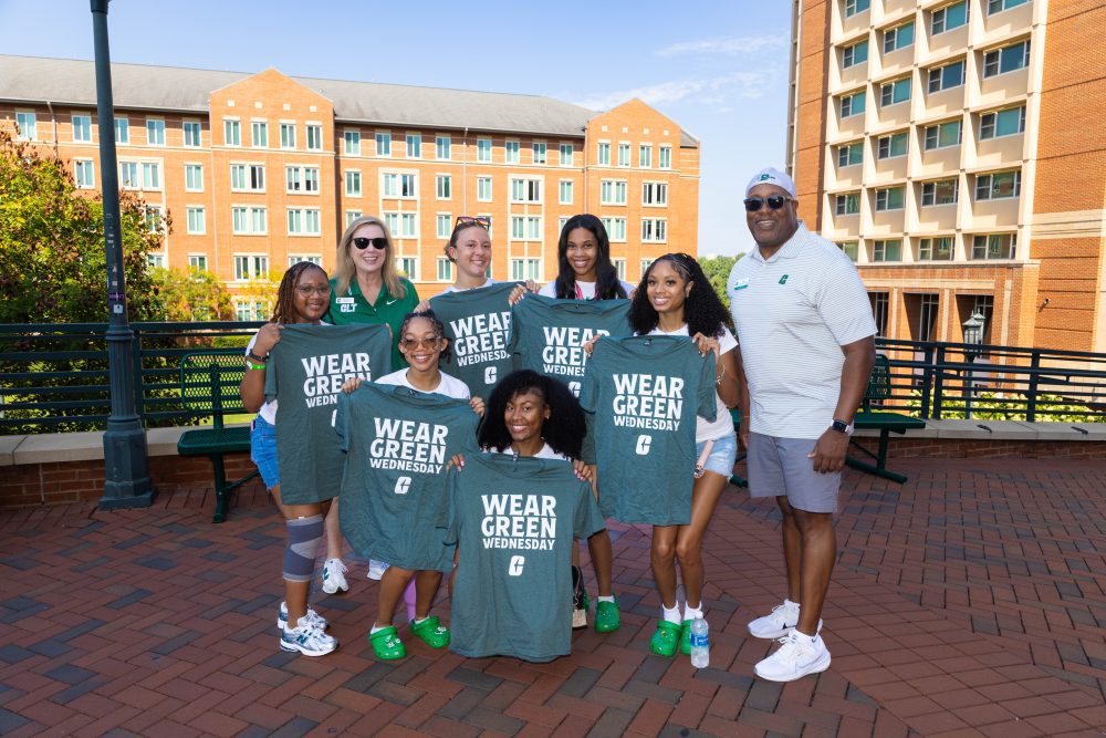 Chancellor Gaber and Vice Chancellor Bailey pose with move-in crew