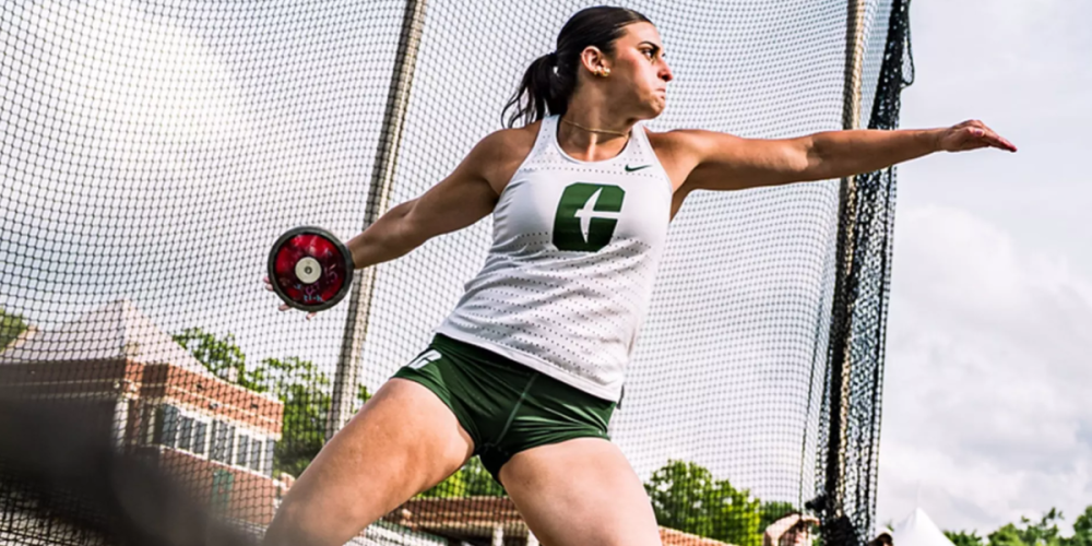 Sarah Pullium mid-throw in discus competition