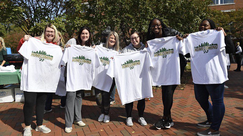 Niners show off their Homecoming t-shirts