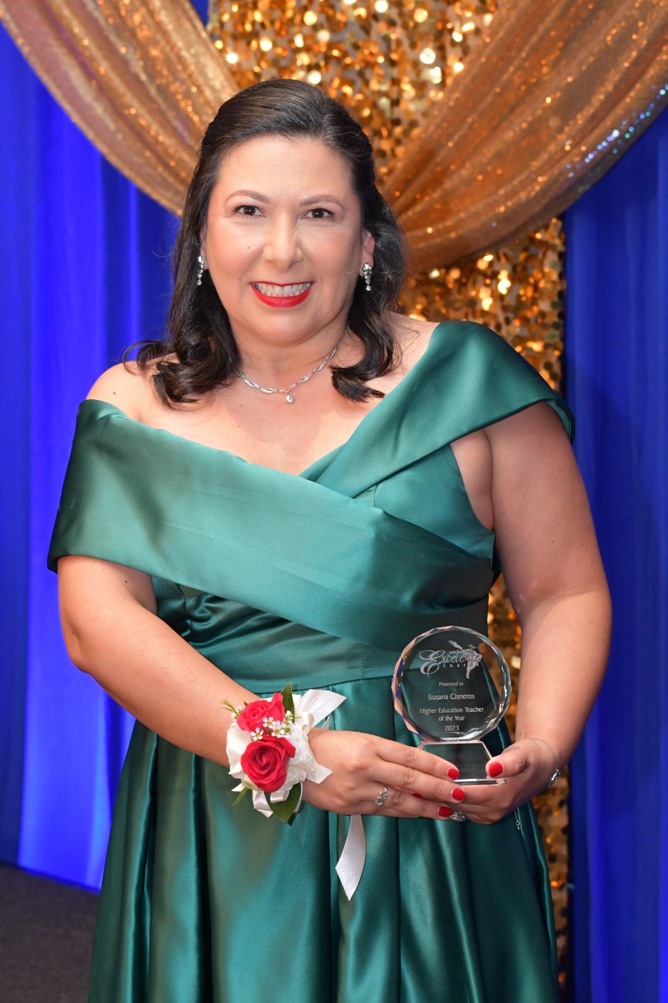 Susanna Cineros receives award from La Noticia.