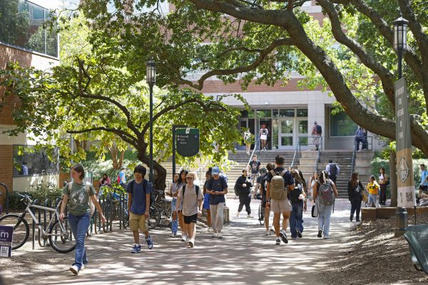 Niners walking on campus