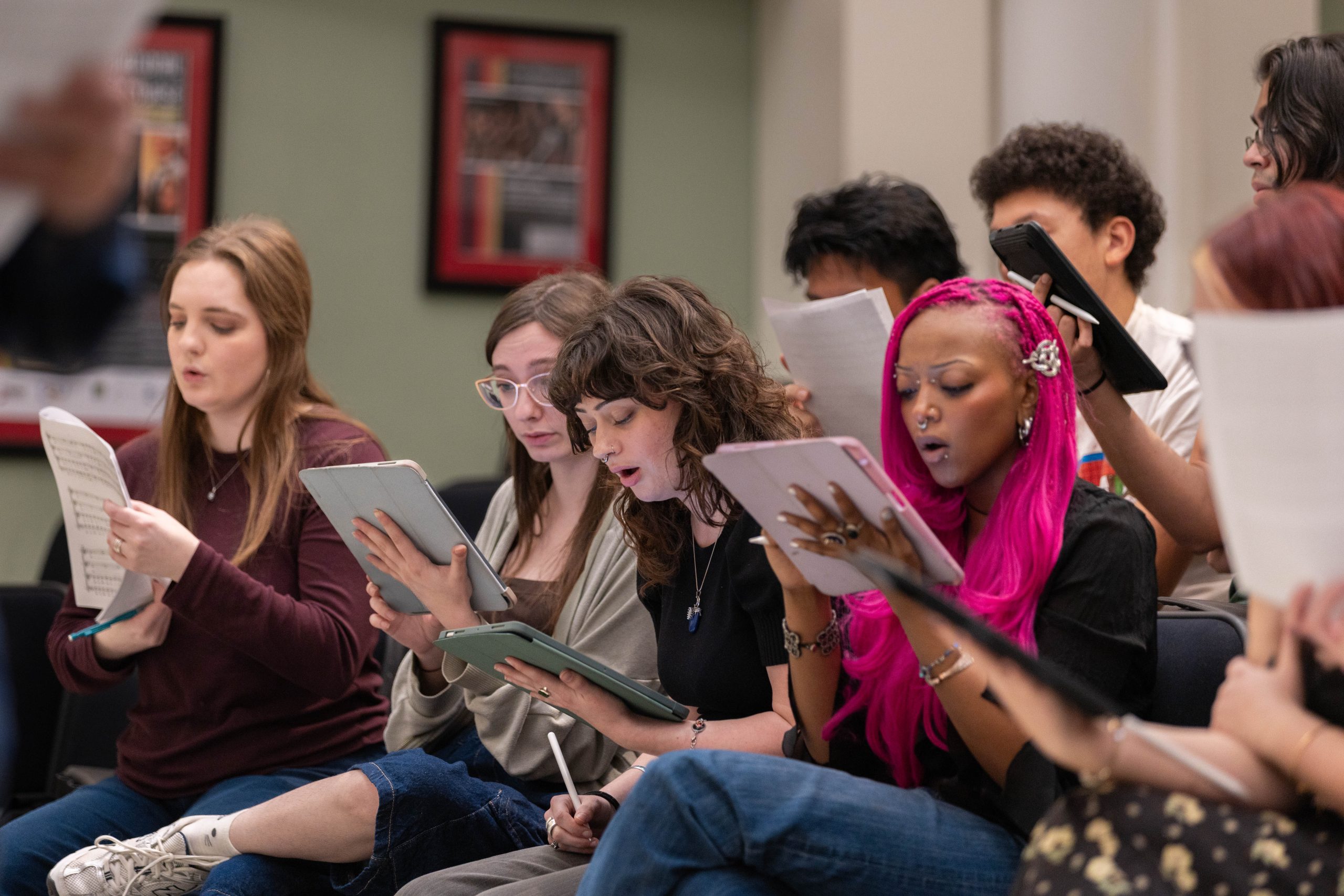 Binyumen Schaechter students Students singing in a classroom